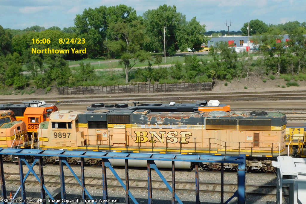 BNSF 9897